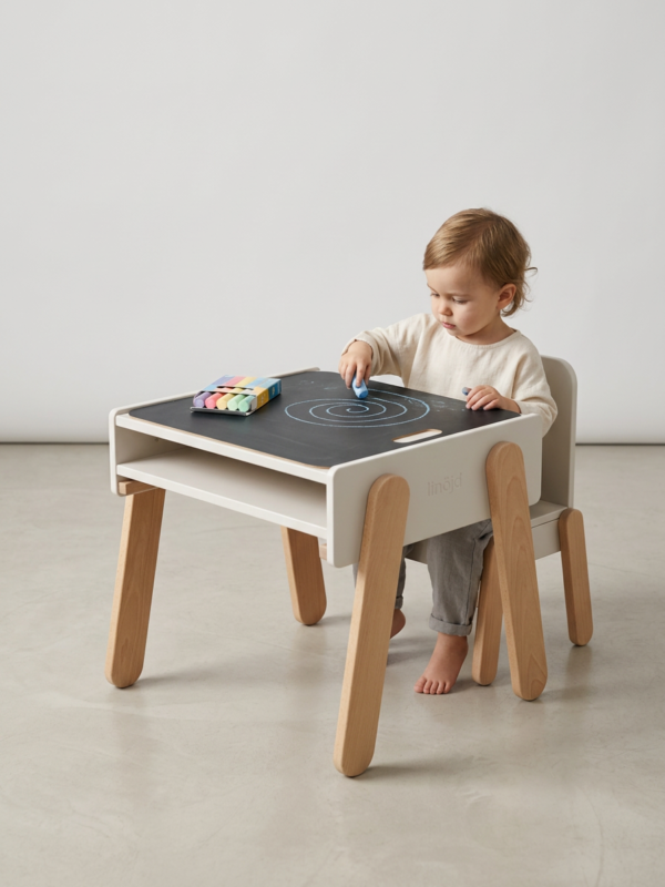 Dziecko przy biurku Fjell i krzesełku Üte linojd w jasnym, minimalistycznym wnętrzu