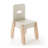 krzesełko dziecięce Üte linöjd drewniane w jasnym minimalistycznym wnętrzu